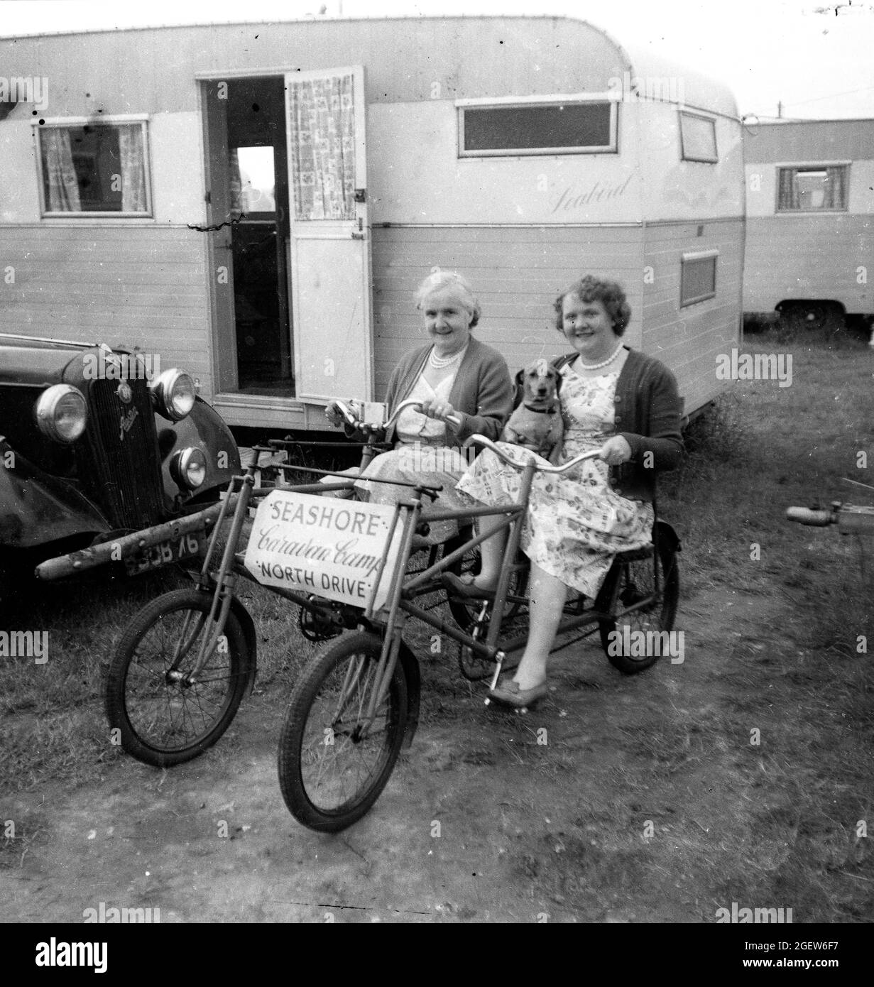 Vacances en famille au camp de Caravan de Seashore, Great Yarmouth, Grande-Bretagne, Royaume-Uni 1951 Banque D'Images