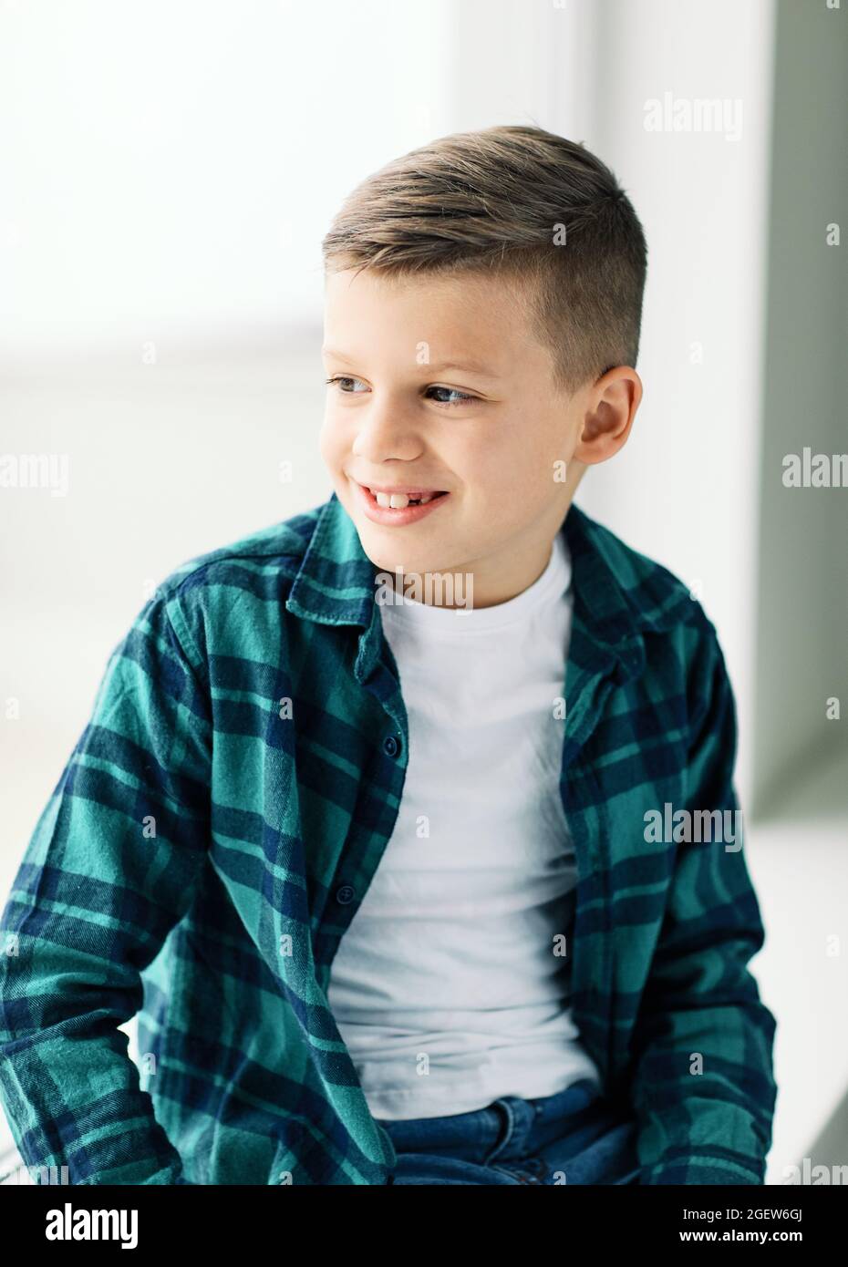 garçon portrait tête enfant enfant enfant mignon visage mâle adolescent dents Banque D'Images