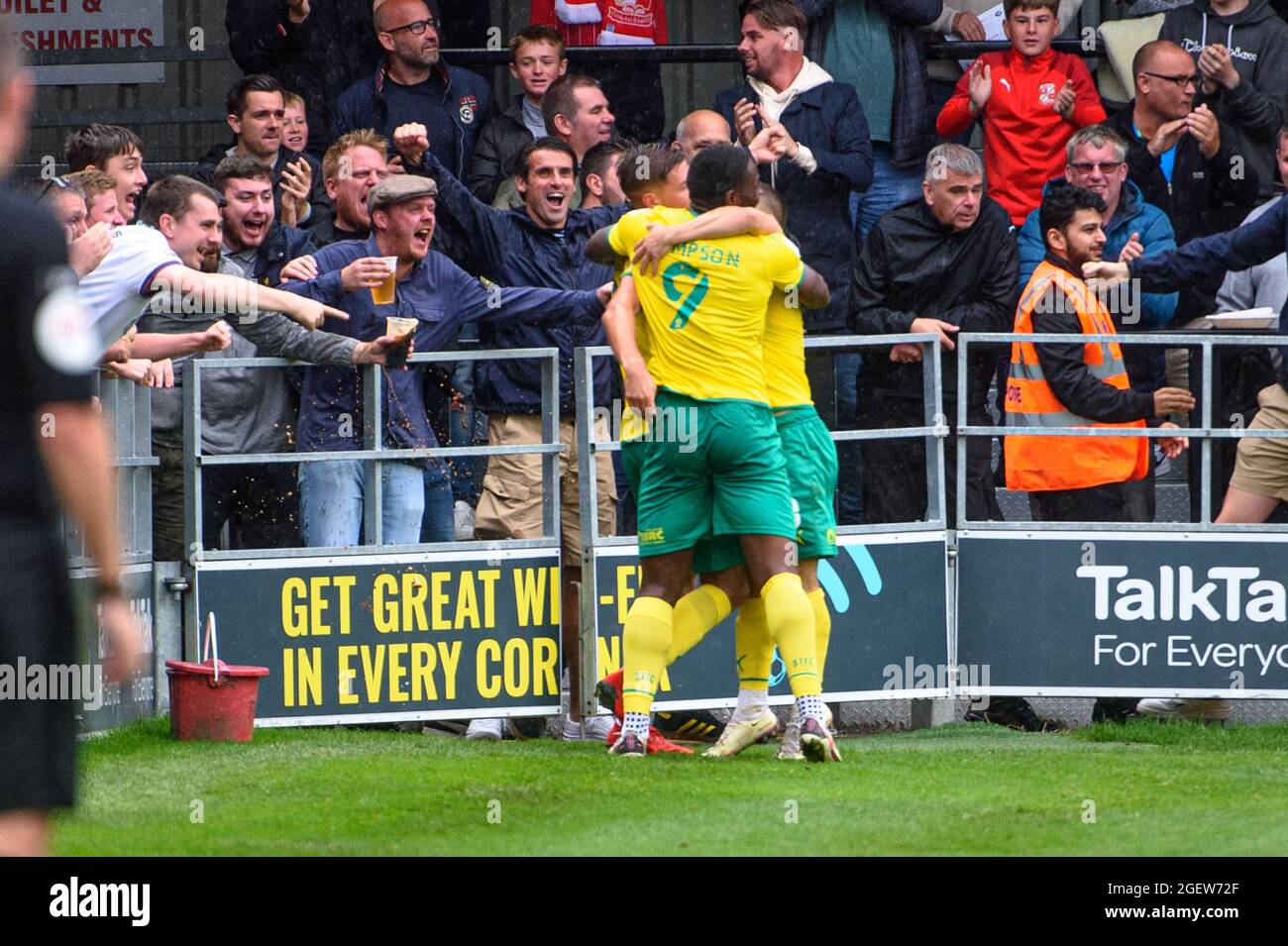 SALFORD, ROYAUME-UNI. 21 AOÛT Jack Payne, du Swindon Town FC, fête ses coéquipiers lors du match Sky Bet League 2 entre Salford City et Swindon Town à Moor Lane, Salford, le samedi 21 août 2021. (Credit: Ian Charles | MI News) Credit: MI News & Sport /Alay Live News Banque D'Images