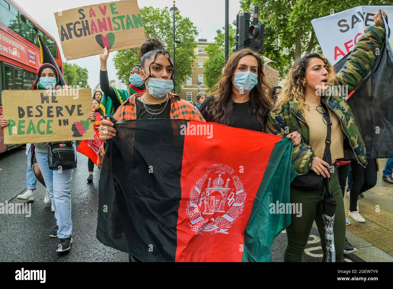 Londres, Royaume-Uni. 21 août 2021. la marche de protestation en Afghanistan passe à Whitehall pour demander la fin de la "guerre par procuration", le soutien aux femmes qui sont bloquées là et contre le pouvoir par les talibans. Les manifestants ont également blâmé l'OTAN, les États-Unis et le gouvernement britannique. Ils ont également appelé à des sanctions contre le Pakistan. Crédit : Guy Bell/Alay Live News Banque D'Images