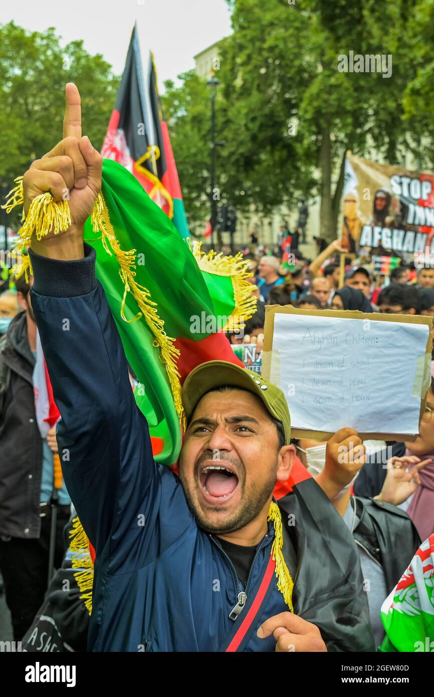 Londres, Royaume-Uni. 21 août 2021. la marche de protestation en Afghanistan passe à Whitehall pour demander la fin de la "guerre par procuration", le soutien aux femmes qui sont bloquées là et contre le pouvoir par les talibans. Les manifestants ont également blâmé l'OTAN, les États-Unis et le gouvernement britannique. Ils ont également appelé à des sanctions contre le Pakistan. Crédit : Guy Bell/Alay Live News Banque D'Images