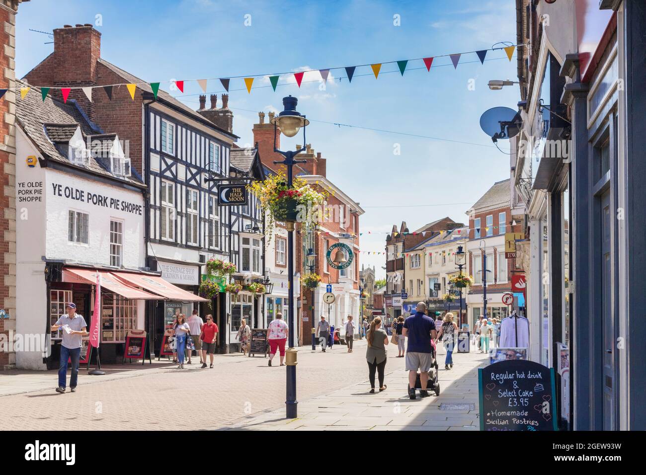 4 juillet 2019: Melton Mowbray, Leicestershire, Royaume-Uni - les gens magasinent dans la rue Nottingham lors d'une chaude journée d'été. YE Olde Pork Pie Shoppe sur la gauche. Banque D'Images