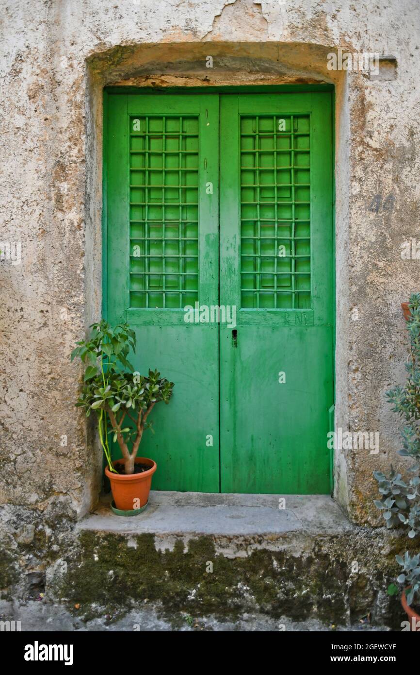 La porte d'une ancienne maison dans le centre historique de Rivello, une ville médiévale dans la région de Basilicate, en Italie. Banque D'Images