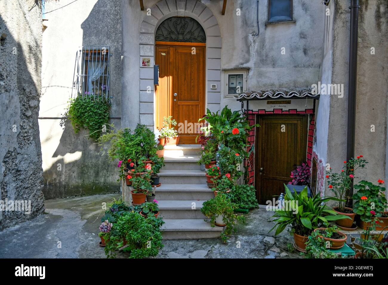 La porte d'une ancienne maison dans le centre historique de Rivello, une ville médiévale dans la région de Basilicate, en Italie. Banque D'Images