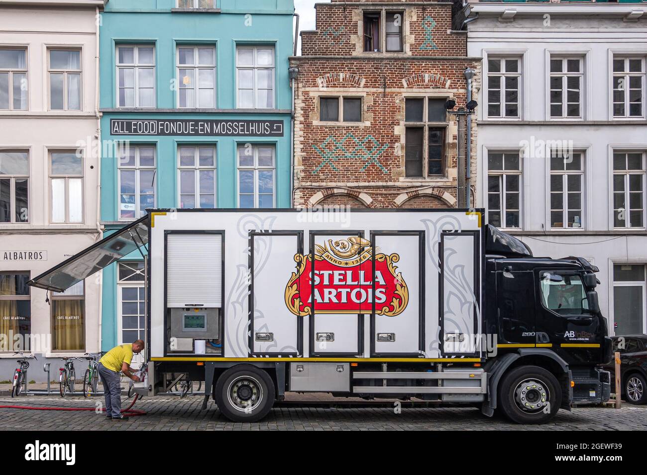 Gand, Flandre, Belgique - 30 juillet 2021 : chariot de livraison de bière Stella Artois avec réservoirs pour pomper le liquide dans les réservoirs des pubs. Connexion de l'opérateur Banque D'Images