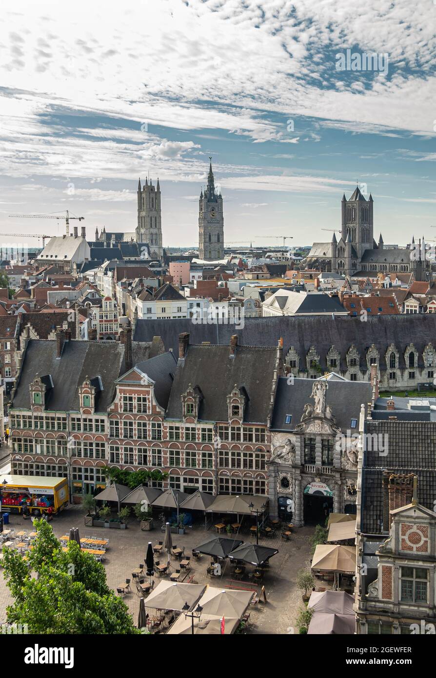 Gand, Flandre, Belgique - 30 juillet 2021: Vue aérienne sur Sint Veerleplein avec 3 tours médiévales à l'arrière: Cathédrale Sint Baafs, beffroi wtih Gulden Draa Banque D'Images