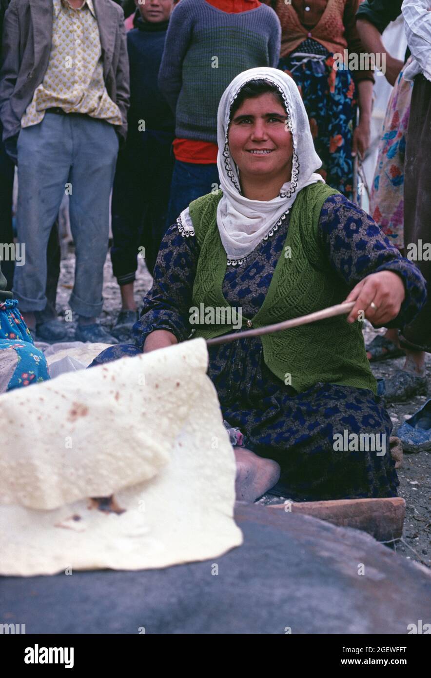 Turquie. Région du Sud-Ouest. Femme locale qui fait du pain plat traditionnel. Banque D'Images