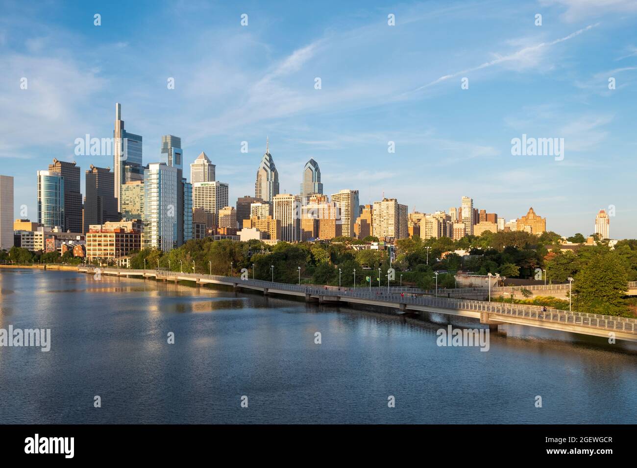 Horizon en été derrière la promenade de Schuylkill River à Dawn , Philadelphie, Pennsylvanie, USA Banque D'Images