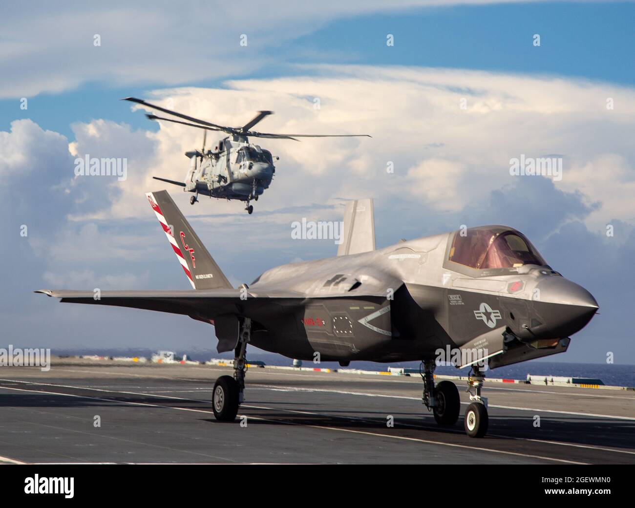 Le Maj Brian Kimmins du corps des Marines des États-Unis se prépare à lancer un F-35B du HMS Queen Elizabeth pour une opération historique de pont croisé avec USS America dans l'océan Pacifique le 20 août 2021. L'opération a mis en évidence l'interopérabilité du F-35B et l'importance stratégique de l'intégration conjointe entre le Carrier Strike Group du Royaume-Uni et le U.S. Navy Amphiobie Ready Group / Marine Expeditionary Unit. Cette mission a été la première fois dans l'histoire moderne les États-Unis ont croisé des avions pour une mission utilisant un porte-avions étranger, démontrant ainsi des partenariats navals en action Banque D'Images