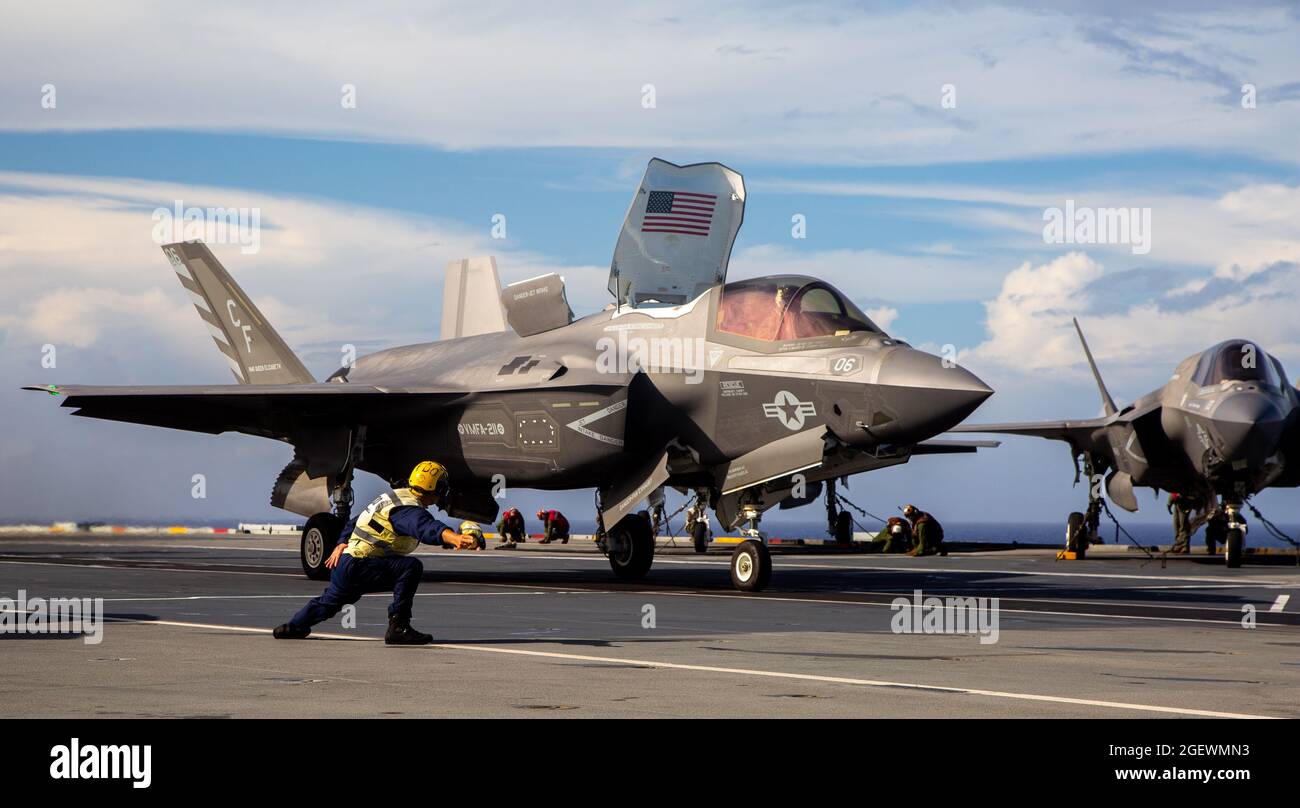 Le Capt Craig Turner du corps des Marines des États-Unis se prépare à lancer un F-35B du HMS Queen Elizabeth dans l'océan Pacifique le 20 août 2021. L'opération a mis en évidence l'interopérabilité du F-35B et l'importance stratégique de l'intégration conjointe entre le Carrier Strike Group du Royaume-Uni et le U.S. Navy Amphiobie Ready Group / Marine Expeditionary Unit. Cette mission a été la première fois dans l'histoire moderne les États-Unis ont croisé des avions pour une mission utilisant un porte-avions étranger, démontrant ainsi des partenariats navals en action. Banque D'Images