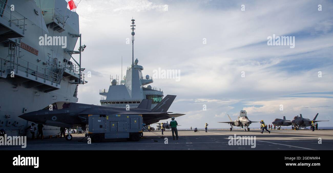 Le Capt Craig Turner du corps des Marines des États-Unis se prépare à lancer un F-35B du HMS Queen Elizabeth dans l'océan Pacifique le 20 août 2021. L'opération a mis en évidence l'interopérabilité du F-35B et l'importance stratégique de l'intégration conjointe entre le Carrier Strike Group du Royaume-Uni et le U.S. Navy Amphiobie Ready Group / Marine Expeditionary Unit. Cette mission a été la première fois dans l'histoire moderne les États-Unis ont croisé des avions pour une mission utilisant un porte-avions étranger, démontrant ainsi des partenariats navals en action. Banque D'Images
