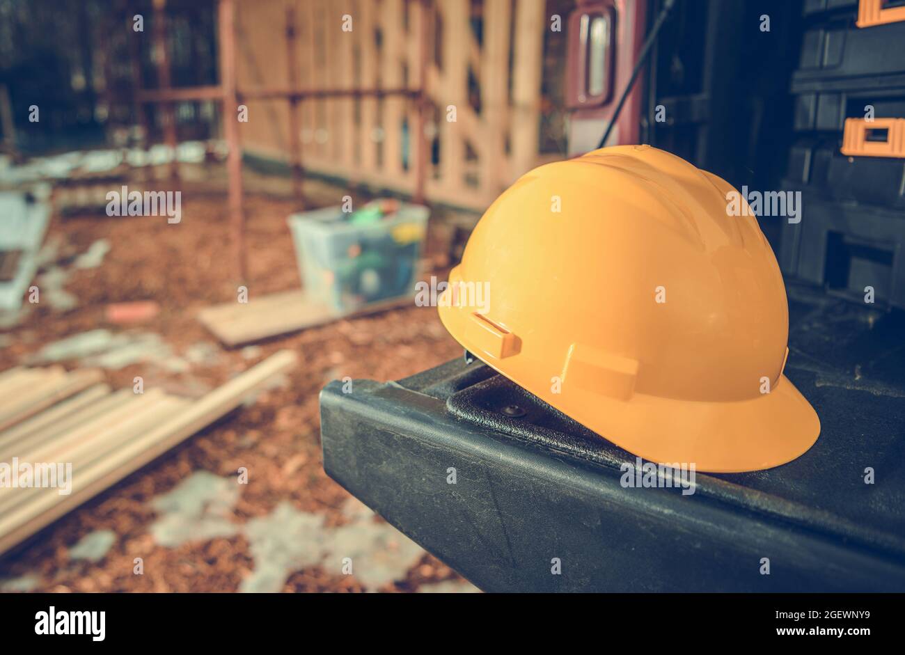 Thème de la sécurité des chantiers de construction. Chapeau rigide jaune posé sur une caisse de camion Banque D'Images