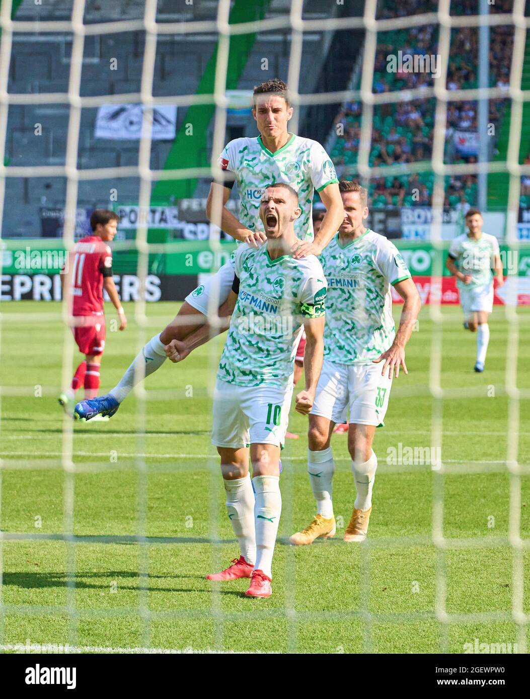 Branimir HRGOTA, Fuerth Nr.10 scores, buts de pousses , Tor, Treffer, 11m 1-1, célèbre son but, heureux, rire, célébration, Dans le match SpVgg GREUTHER FUERTH - ARMINIA BIELEFELD 1-1 1.Ligue allemande de football le 21 août 2021 à Fürth, Allemagne saison 2021/2022, match jour 2, 1.Bundesliga, Fürth, 2.Spieltag. © Peter Schatz / Alamy Live News - LE RÈGLEMENT DFL INTERDIT TOUTE UTILISATION DE PHOTOGRAPHIES comme SÉQUENCES D'IMAGES et/ou QUASI-VIDÉO - Banque D'Images