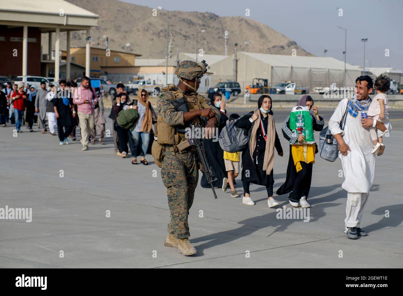États-Unis Marines affecté à la 24e unité expéditionnaire maritime escorte les personnes évacuées lors d'une évacuation à l'aéroport international Hamid Karzaï, Afghanistan, le 18 août 2021. Les membres du service AMÉRICAIN aident le département d'État américain à procéder à un retrait ordonné du personnel désigné en Afghanistan. Crédit obligatoire : Nicholas Guevara/US Marine corps via CNP/MediaPunch Banque D'Images