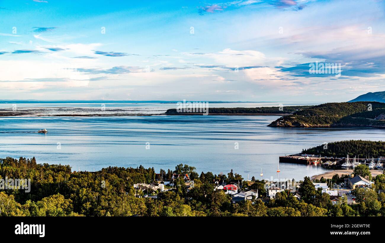 Tadoussac, Canada - juillet 22 2021 : vue panoramique de la rivière Saguenay près de l'estuaire du fleuve Saint-Laurent Banque D'Images