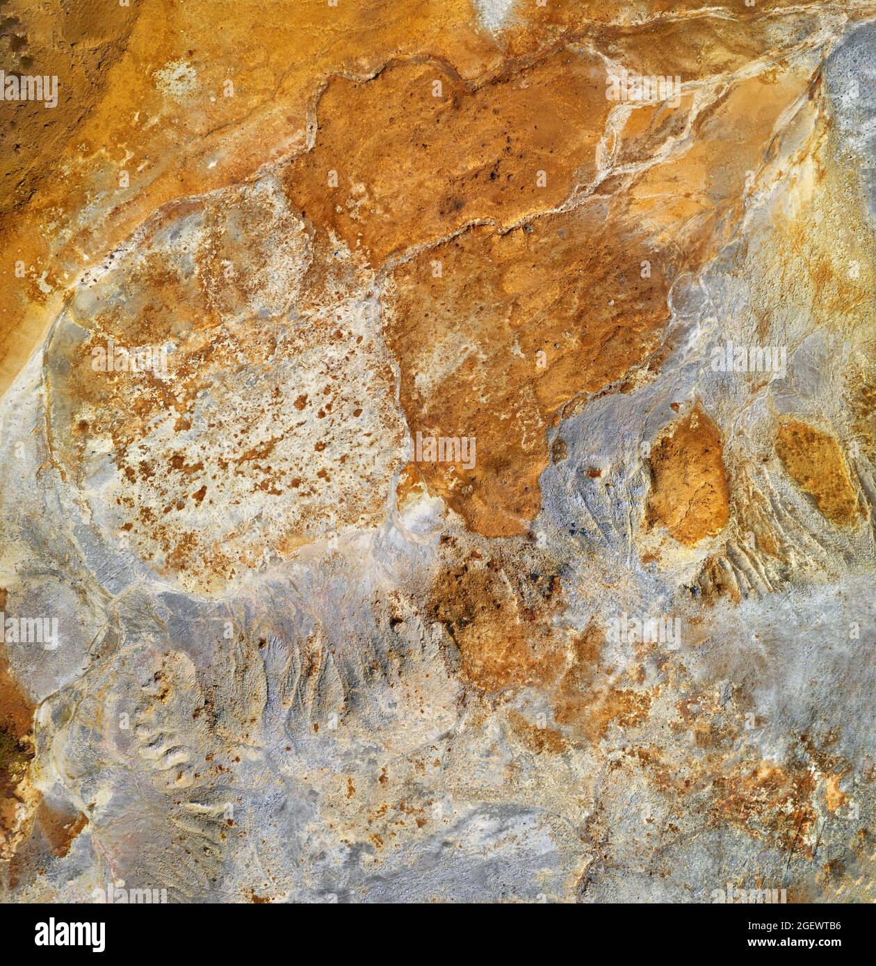 Arrière-plan minier abstrait, couleurs orange et gris des résidus miniers de cuivre et des tas de déblais Banque D'Images
