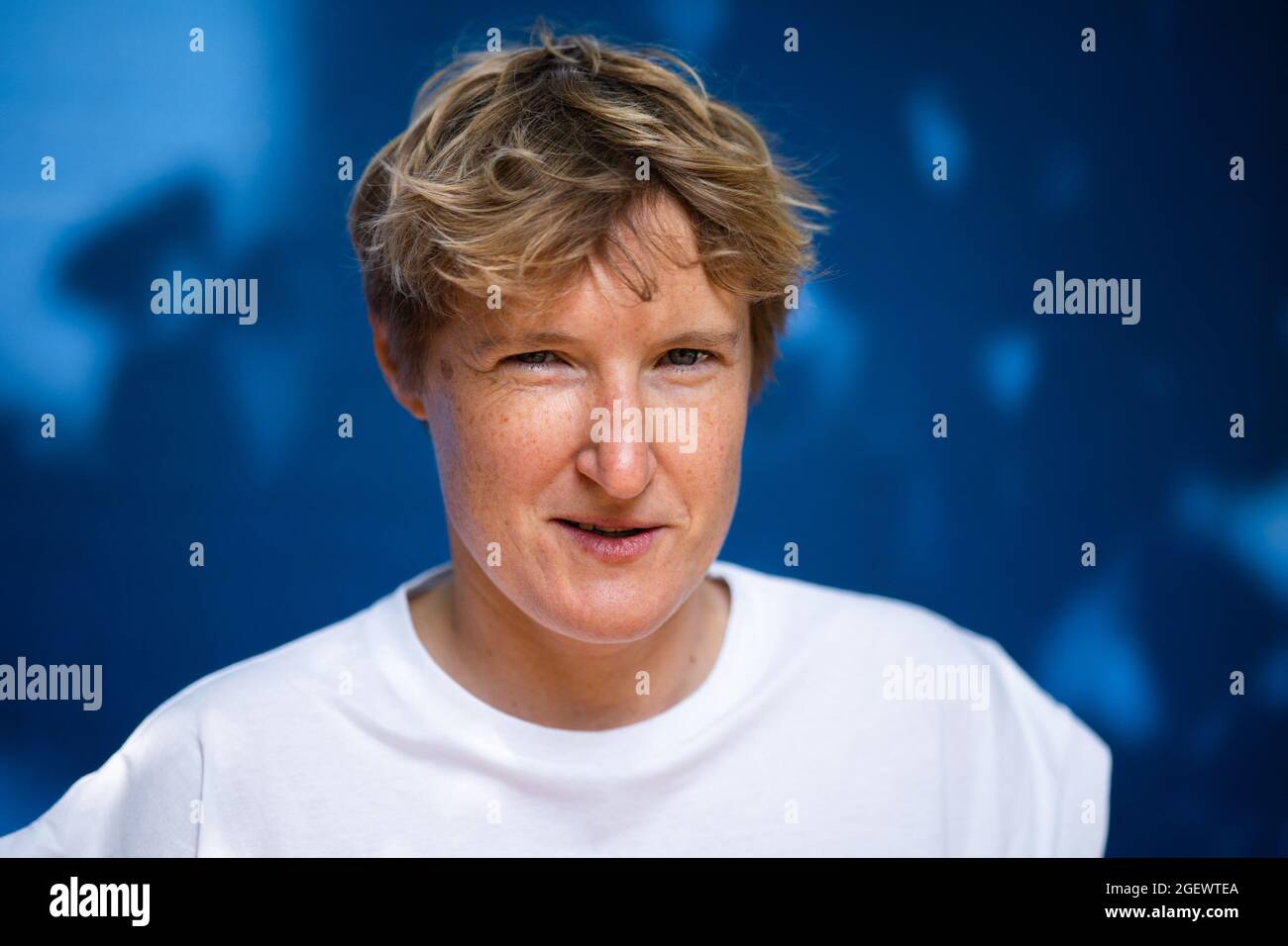 Portrait de la journaliste française, féministe et activiste LGBT et membre du Conseil de Paris, Alice Coffin pendant les journées d'été Europe Ecologie les Verts EELV à Poitiers, le 21 août 2021. Les Journées d'été du parti sont une période forte avant le primaire de septembre, au cours de laquelle les cinq candidats verts tentent de convaincre leur famille politique qu'ils incarnent la meilleure chance pour la présidence en avril 2022. Photo de Raphael Lafargue/ABACAPRESS.COM Banque D'Images