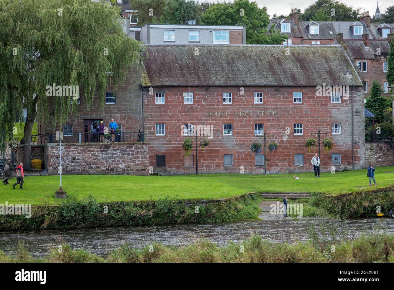 Sur les rives de la Nith à Dumfries, le musée Robert Burns célèbre la vie du poète le plus célèbre de la ville (et de l'Écosse) Banque D'Images