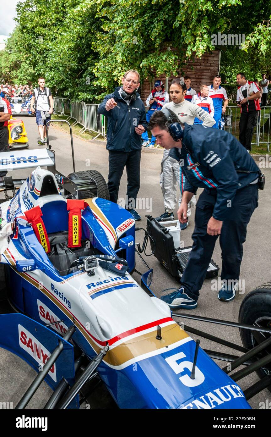 Felipe Massa, pilote de course, se préparant à conduire une voiture de course Williams Renault FW18 Formule 1, Grand Prix 1996 au Festival de vitesse de Goodwood 2014 Banque D'Images