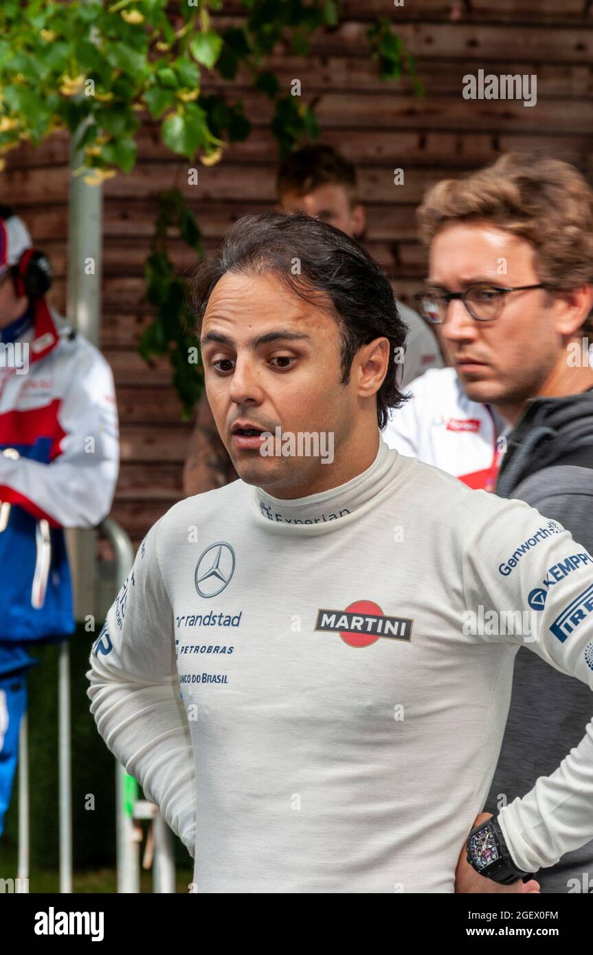 Felipe Massa, pilote de course, se préparant à conduire une voiture de course Williams Renault FW18 Formule 1, Grand Prix 1996 au Festival de vitesse de Goodwood 2014 Banque D'Images