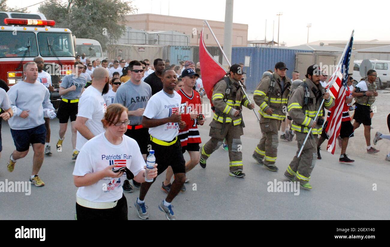 Les membres du Service d'incendie de Bagram courent avec de l'équipement lors d'un événement de course/marche de 5 km qui a eu lieu au terrain d'aviation de Bagram, en Afghanistan, le 12 septembre 2013. L'événement a eu lieu pour honorer et se rappeler les vies perdues pendant les attaques du 11 septembre 2001 contre les États-Unis et ceux qui ont payé le sacrifice ultime luttant pour la liberté. Plus de 1,200 coureurs et marcheurs ont participé à la course Patriot. Le nombre de participants a dépassé tout autre événement de course/marche auquel le BAF a assisté jusqu'à présent. (É.-U. Photo de la Garde nationale de l'armée par le Sgt. Anita VanderMolen) Banque D'Images