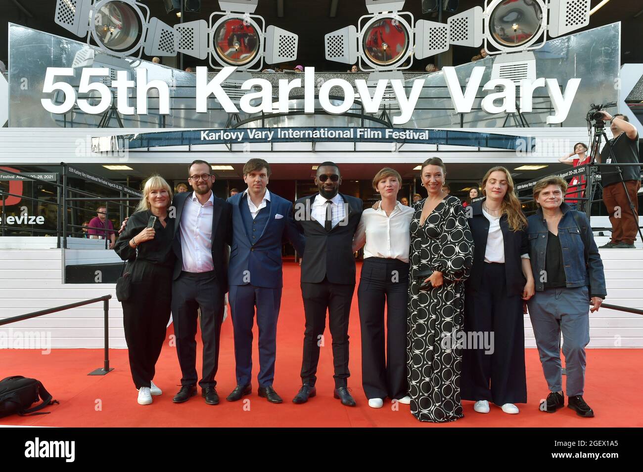 Karlovy Vary, République tchèque. 21 août 2021. L'acteur Passi Balende (4e à droite), la directrice Lisa Bierwirth (4e à gauche) et l'actrice Ursula Strauss (au centre) ont présenté la première mondiale du prince de film allemand, au 55e Festival international du film de Karlovy Vary (KVIFF), le 21 août 2021, à Karlovy Vary, en République tchèque. Crédit: Slavomir Kubes/CTK photo/Alamy Live News Banque D'Images