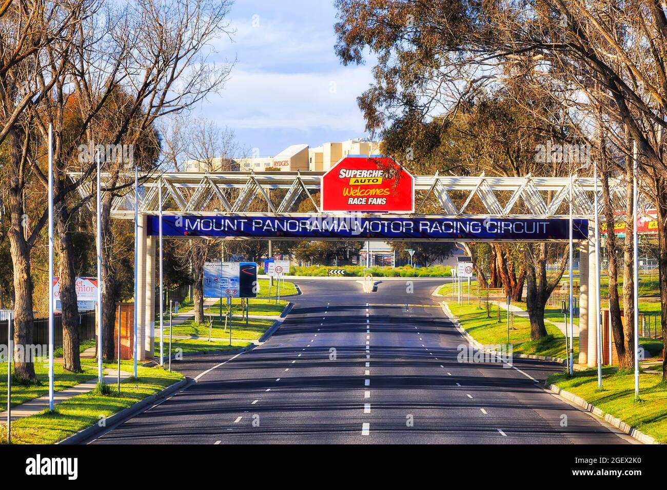 Bathurst, Australie - 4 octobre 2020 : entrée au circuit de course automobile Bathurst 1000 à Mount Panorama - autoroute et allée à plusieurs voies. Banque D'Images