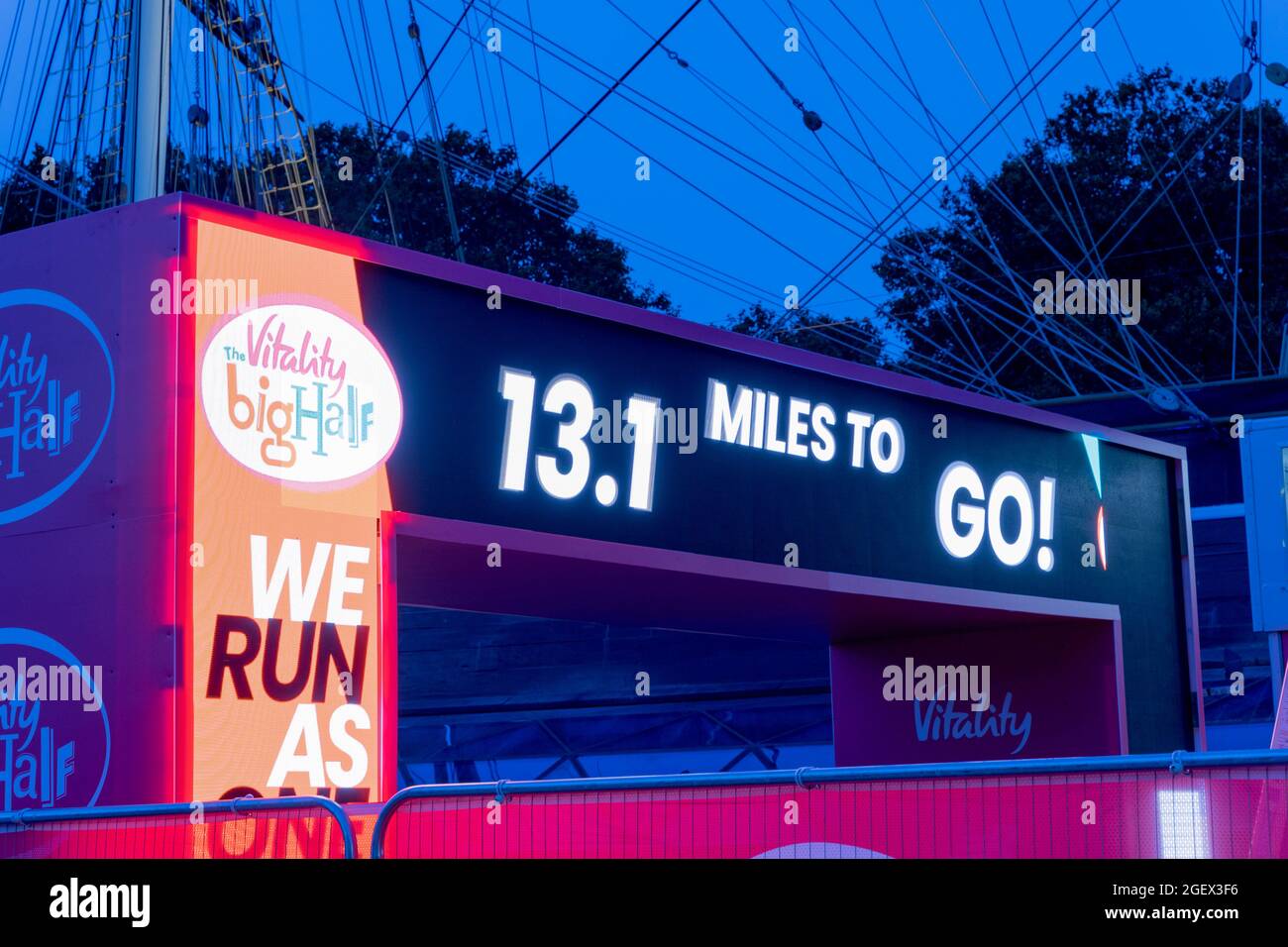 13.1 miles affichés sur écran LED à la ligne d'arrivée du BIG Half Marathon UK 2021 London Greenwich Cutty Sark England Banque D'Images
