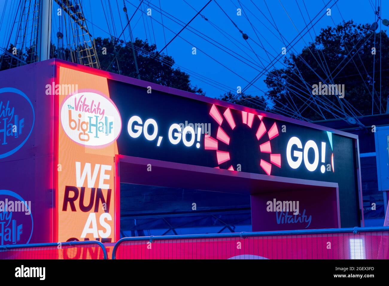 Le panneau GO GO GO s'allume sur l'écran LED à la ligne d'arrivée du BIG Half Marathon UK 2021 London Greenwich Cutty Sark England Banque D'Images
