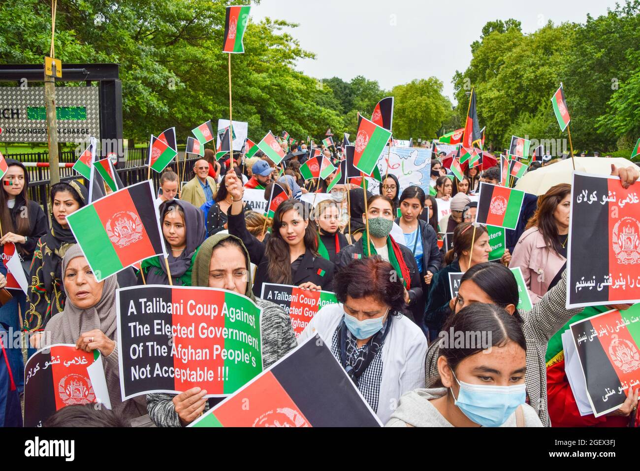 Londres, Royaume-Uni. 21 août 2021. Des manifestants ont placé des drapeaux afghans et des pancartes anti-talibans pendant la manifestation à Hyde Park. Des manifestants ont défilé dans le centre de Londres pour protester contre la prise de pouvoir par les talibans en Afghanistan et ont appelé le gouvernement britannique à imposer des sanctions au Pakistan et à aider le peuple afghan. Crédit : SOPA Images Limited/Alamy Live News Banque D'Images