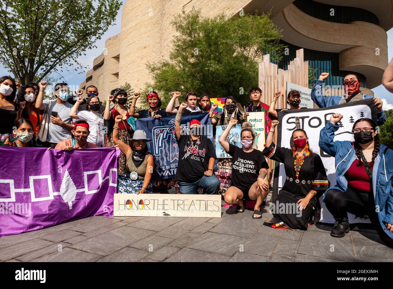 Washington, DC, Etats-Unis, 21 août 2021. Photo : des manifestants amérindiens organisent une cérémonie au Musée national des Indiens d'Amérique (un musuem Smithsonian) pour protester contre le pipeline de sables bitumineux de la ligne 3 d'Enbridge. Le pipeline traverse les terres visées par le traité et les eaux de amont du fleuve Mississippi pour transporter du pétrole de sables bitumineux du Canada. Crédit : Allison Bailey / Alamy Live News Banque D'Images