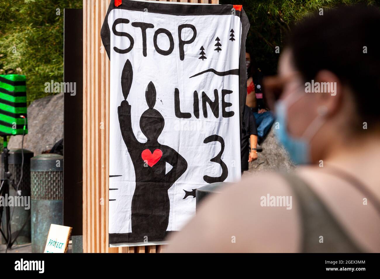 Washington, DC, Etats-Unis, 21 août 2021. Photo : une bannière contre la ligne 3 est suspendue au-dessus du panneau du Musée national des Indiens d'Amérique lors d'un rassemblement cérémonial pour protester contre le pipeline de sables bitumineux de la ligne 3 d'Enbridge. Le pipeline traverse les terres visées par le traité et les eaux de amont du fleuve Mississippi pour transporter du pétrole de sables bitumineux du Canada. Crédit : Allison Bailey / Alamy Live News Banque D'Images