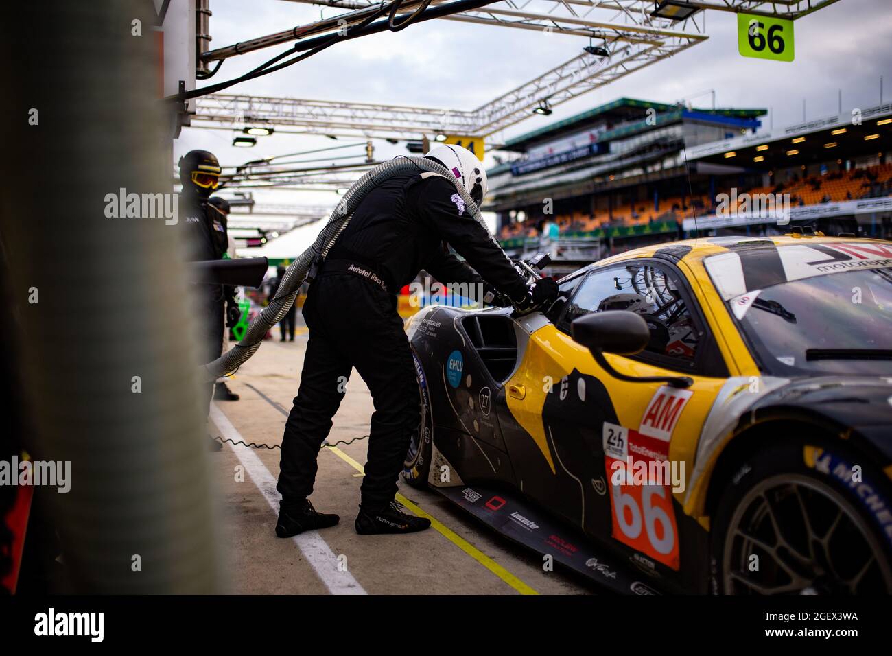 66 Neubauer Thomas (fra), Sales Rodrigo (usa), Fannin Jody (gbr), JMW Motorsport, Ferrari 488 GTE Evo, action pitlane, mécanicien, mécanique pendant les 24 heures du Mans 2021, 4e tour du Championnat du monde d'endurance 2021 de la FIA, FIA WEC, sur le circuit de la Sarthe, du 21 au 22 août, 2021 au Mans, France - photo Joao Filipe / DPPI Banque D'Images