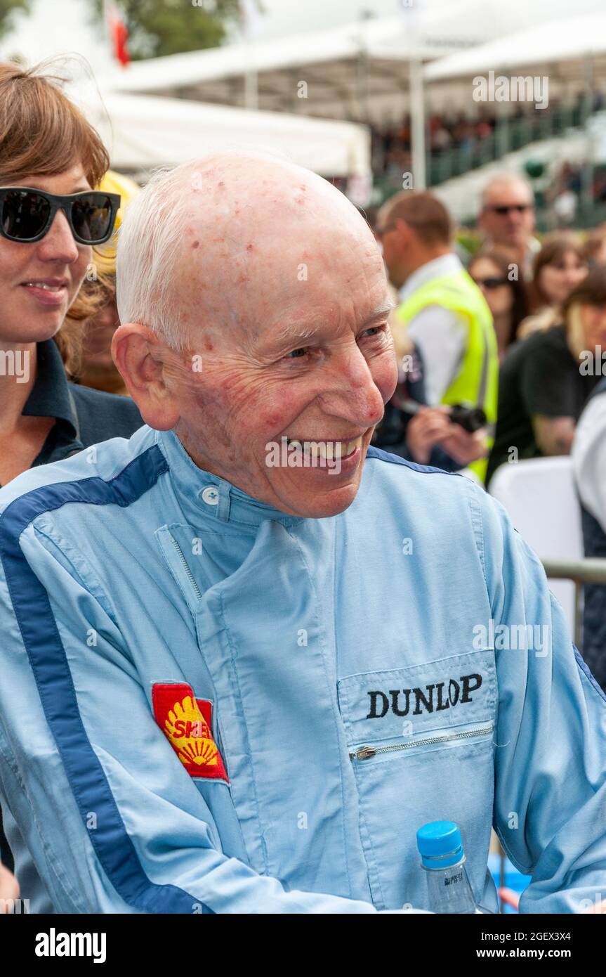 John Surtees rencontre des fans au Goodwood Festival of Speed. Pilote de course légendaire du Grand Prix de Formule 1. Pilote de course vétéran dans des combinaisons de course Banque D'Images