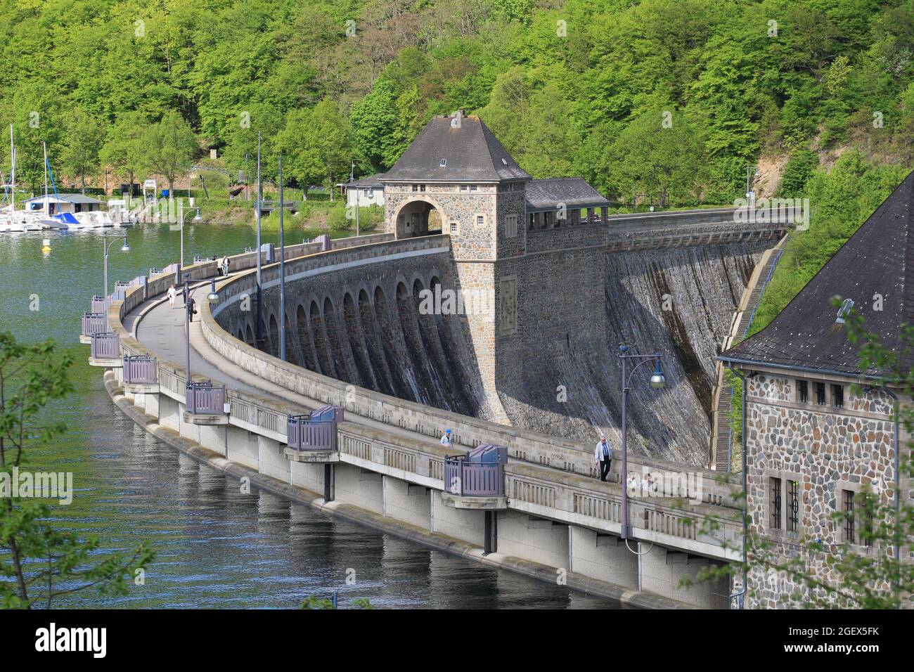 Le barrage d'Eder - un barrage allemand. La rivière Eder est damée jusqu'à former un réservoir. Le lac Eder sert d'approvisionnement en eau pour la rivière Weser, ... Banque D'Images