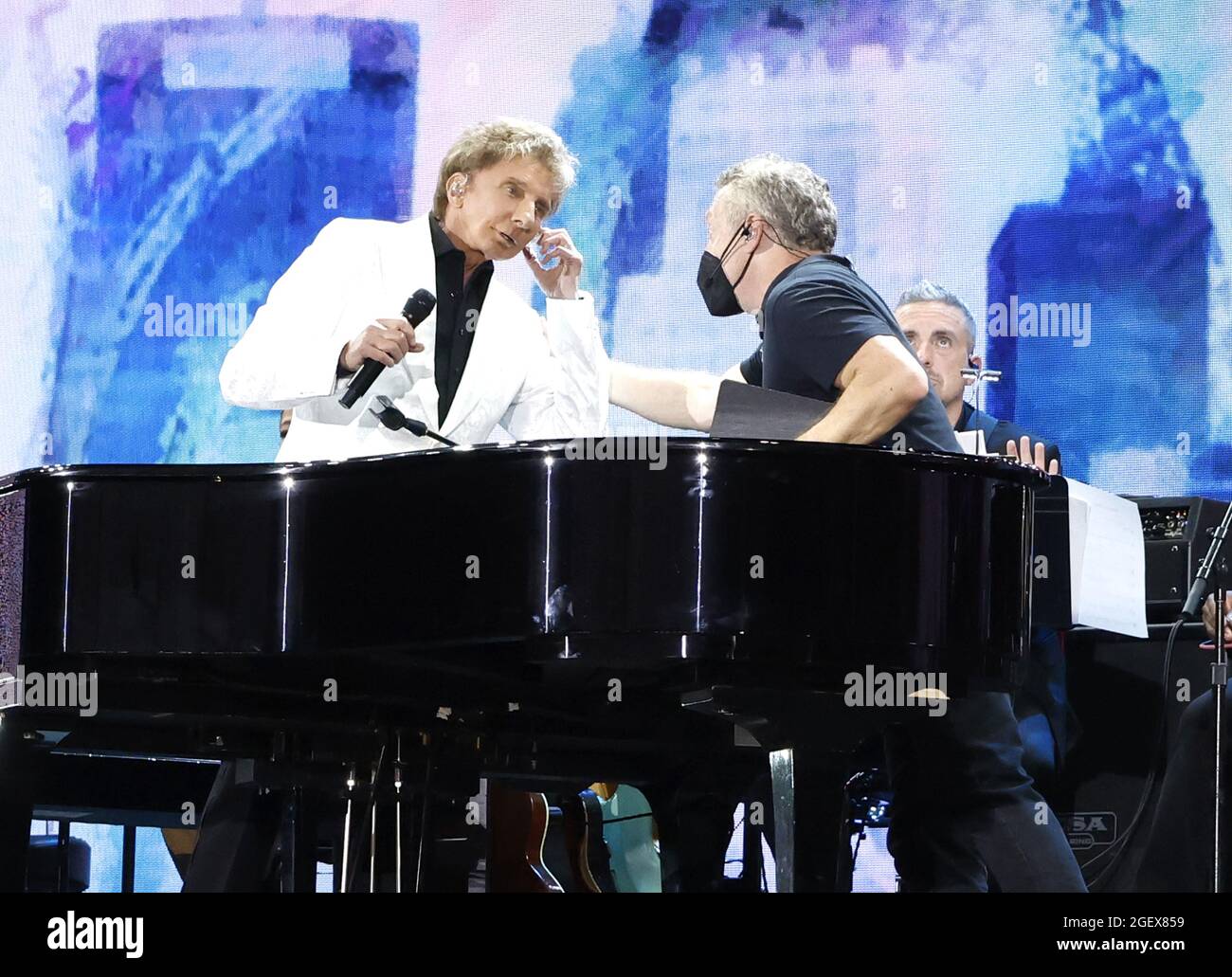 New York, États-Unis. 21 août 2021. Barry Manilow est interrompu pendant qu'il se produit pour être averti de l'annulation du « We Love NYC: The Homecoming concert » en raison des orages et de la foudre dans Central Park à New York le samedi 21 août 2021. Photo de John Angelillo/UPI crédit: UPI/Alay Live News Banque D'Images