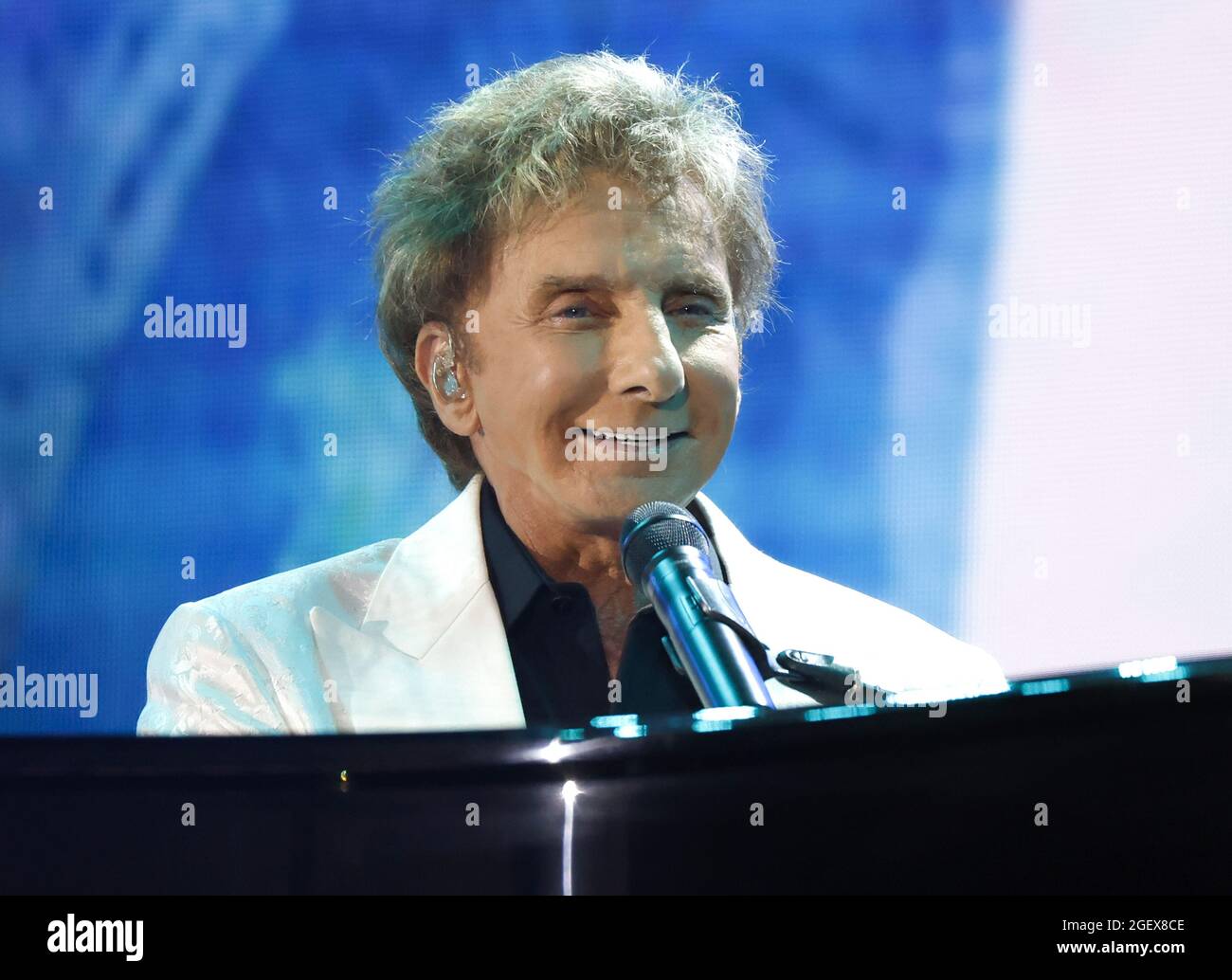 New York, États-Unis. 21 août 2021. Barry Manilow se produit avant d'être interrompu pour être averti de l'annulation du « We Love NYC: The Homecoming concert » en raison des orages et de la foudre dans Central Park à New York le samedi 21 août 2021. Photo de John Angelillo/UPI crédit: UPI/Alay Live News Banque D'Images