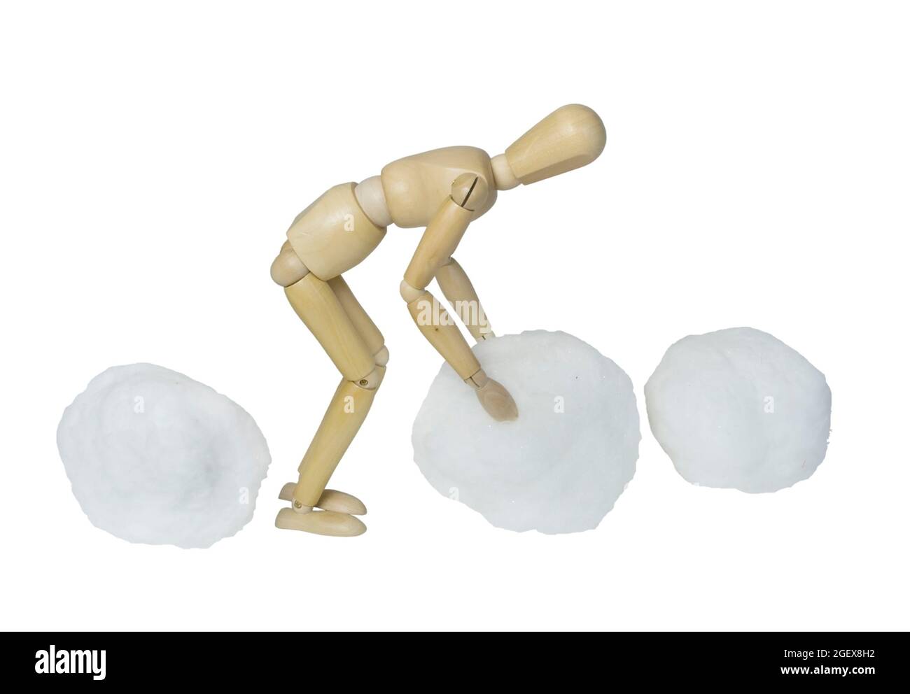 Faire un bonhomme de neige en empilant des boules de neige ensemble - chemin inclus Banque D'Images