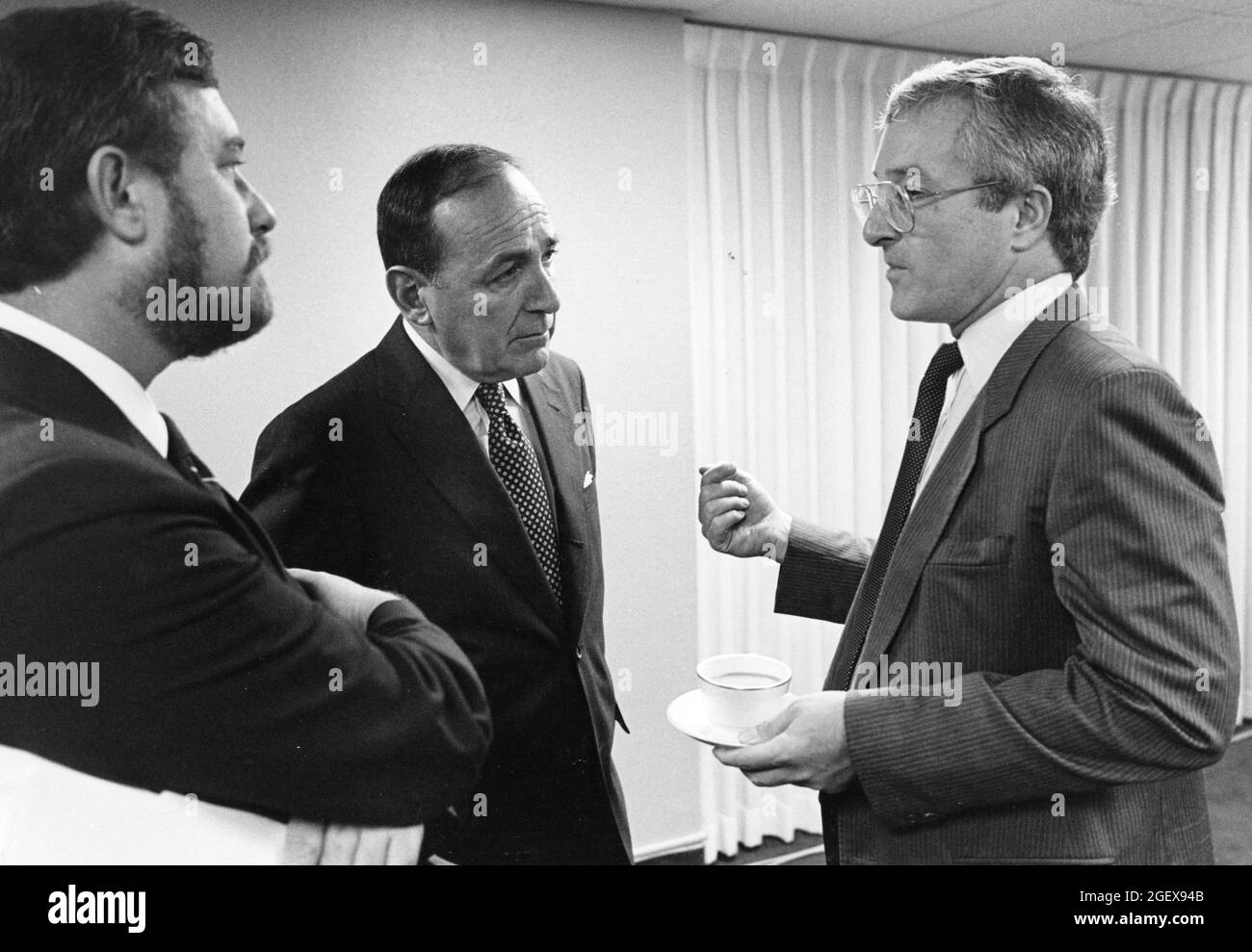 Austin Texas USA, vers 1993: Les responsables de l'industrie discutant de la formation d'un comité pour étudier l'arrachage de peinture et l'abus de colle. ©Bob Daemmrich Banque D'Images