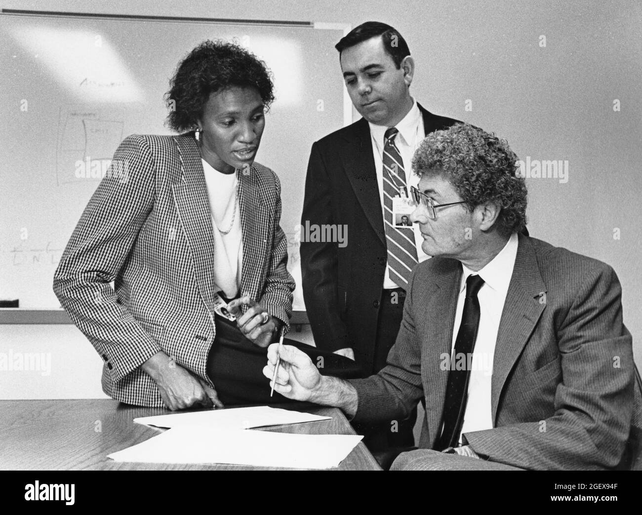 Austin Texas USA, vers 1991 : spécialiste du développement de produits travaillant en collaboration avec des employés du centre de recherche IBM. ©Bob Daemmrich Banque D'Images