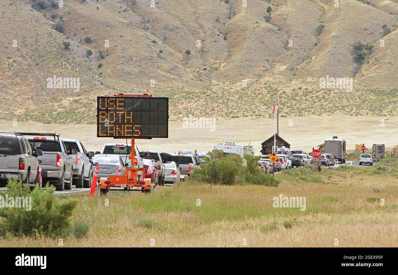 Véhicules attendant d'entrer dans l'entrée nord de Yellowstone ; Date: 28 juillet 2015 Banque D'Images
