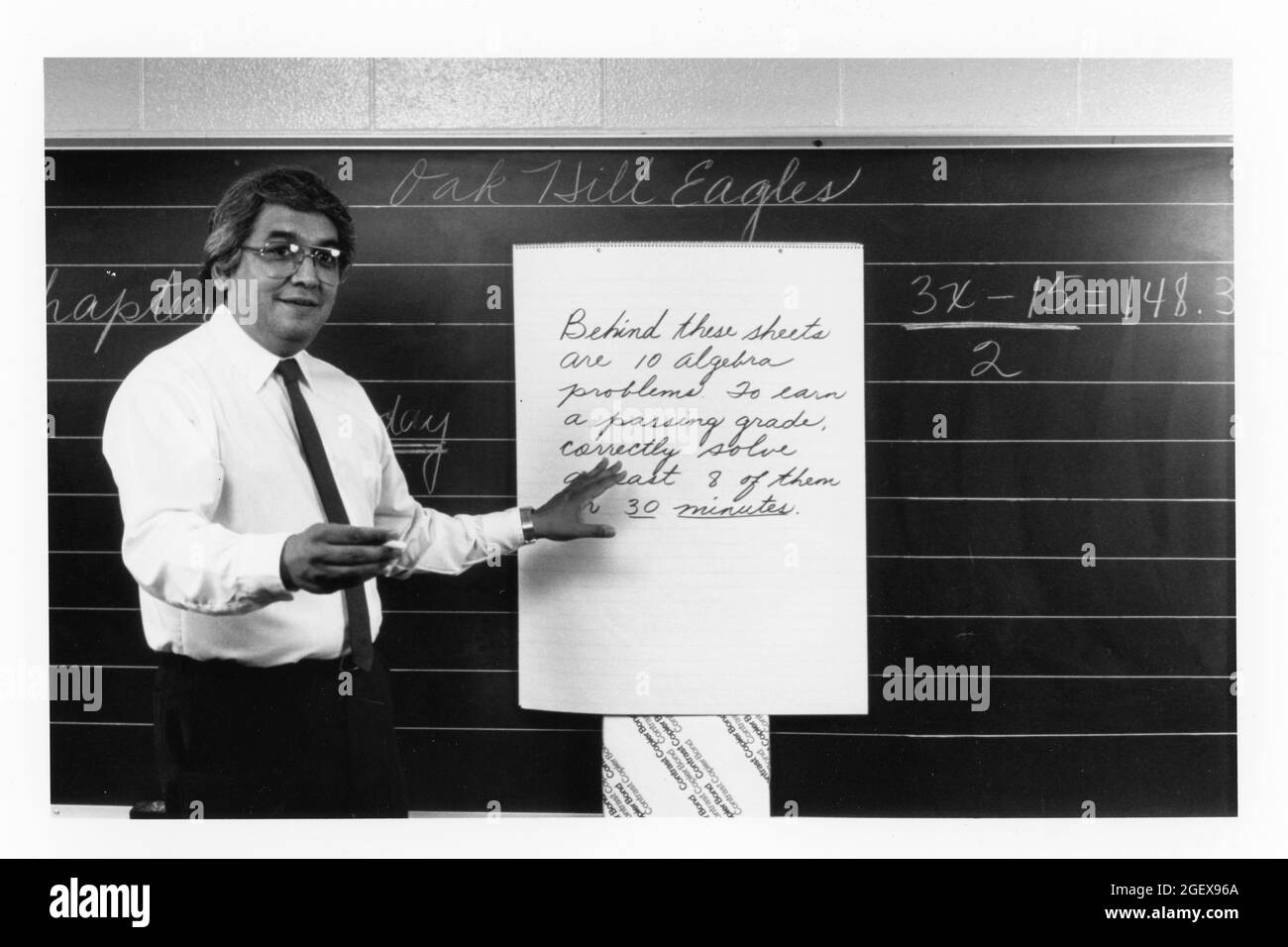 Austin Texas USA, vers 1989: Original en couleur: L'enseignant hispanique de mathématiques se prépare à donner l'examen aux élèves de 5ème année. ©Bob Daemmrich Banque D'Images