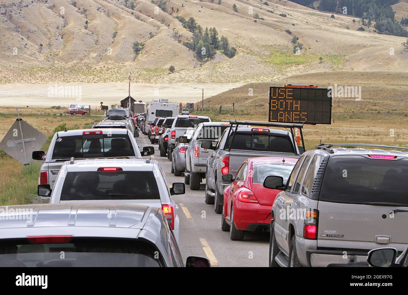 Véhicules attendant d'entrer dans l'entrée nord de Yellowstone ; Date: 28 juillet 2015 Banque D'Images