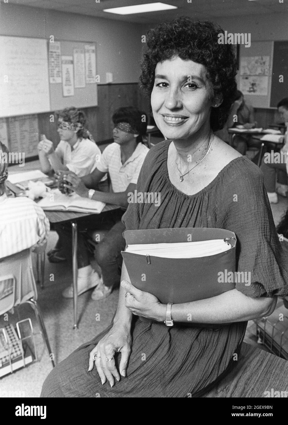 Austin Texas USA, vers 1992: Les élèves portent des blinds pour en apprendre plus sur la perception sensorielle dans la classe d'anglais des enseignantes hispaniques dans le secondaire public. ©Bob Daemmrich Banque D'Images