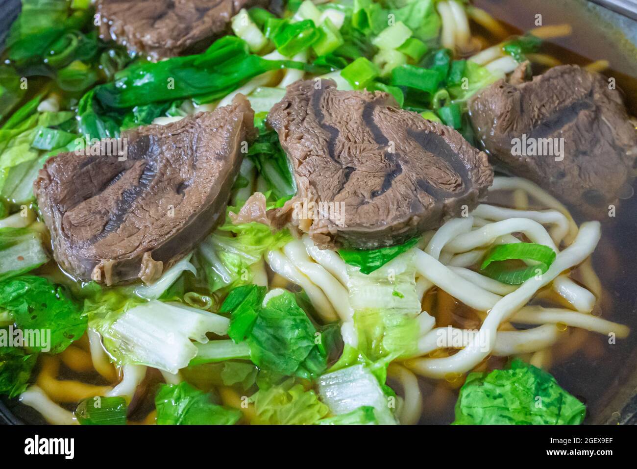 Taiwan Beef Noodle, un gros plan de la tradition taïwanaise assaisonnée soupe de nouilles de boeuf avec des légumes dans le restaurant alimentaire. Banque D'Images