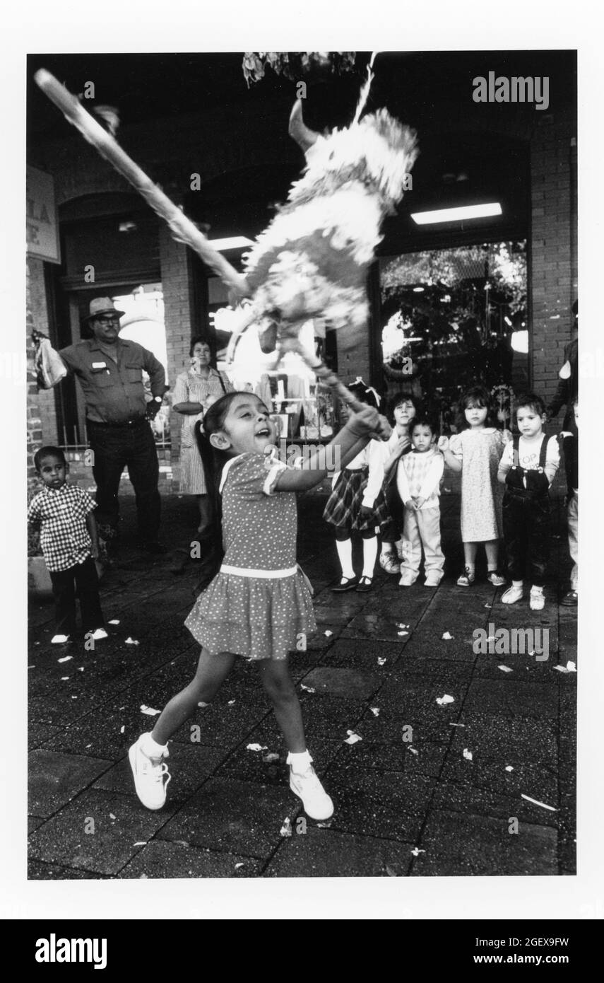 Austin, Texas: Famille vietnamienne-américaine chargeant des fournitures dans leur véhicule pour le voyage de camping. ©Bob Daemmrich Banque D'Images