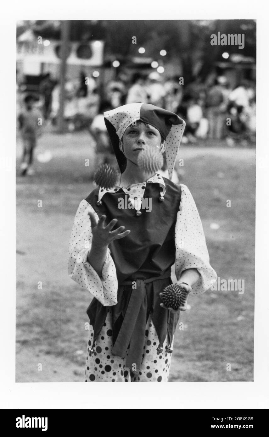 Austin Texas USA, vers 1988: Jongleur étudiant portant un costume de jester au festival local de Dies y Seis. ©Bob Daemmrich Banque D'Images