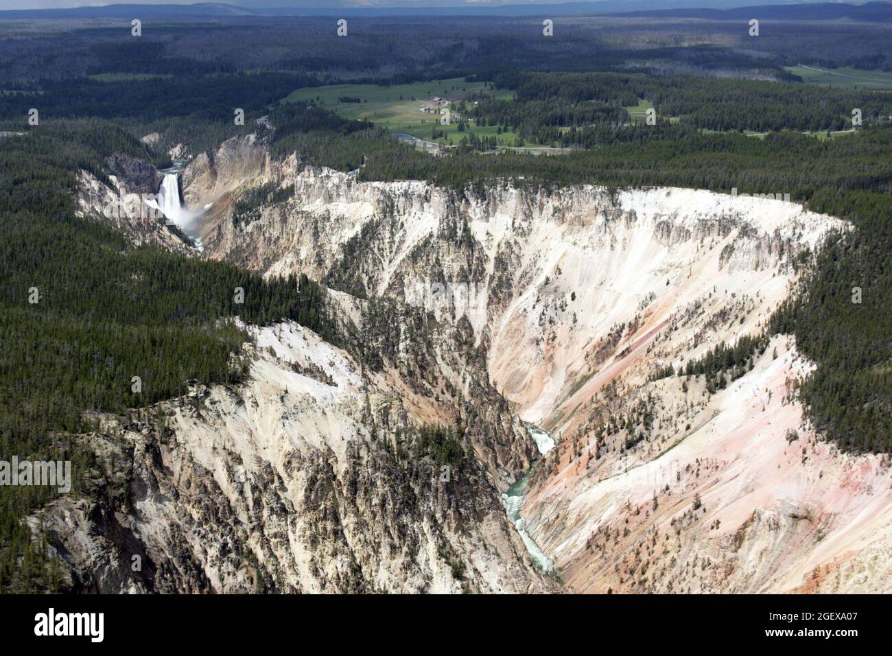 Vue aérienne de Lower Falls et du Grand Canyon de Yellowstone ; Date : 16 juin 2005 Banque D'Images
