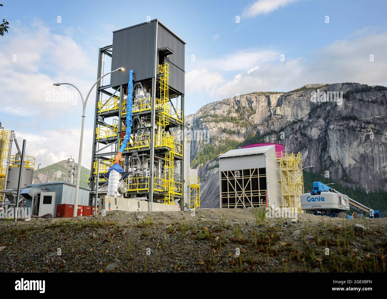 L'usine de capture directe d'air (DAC) de Carbon Engineering avec la montagne Squamish Chief en arrière-plan. Banque D'Images