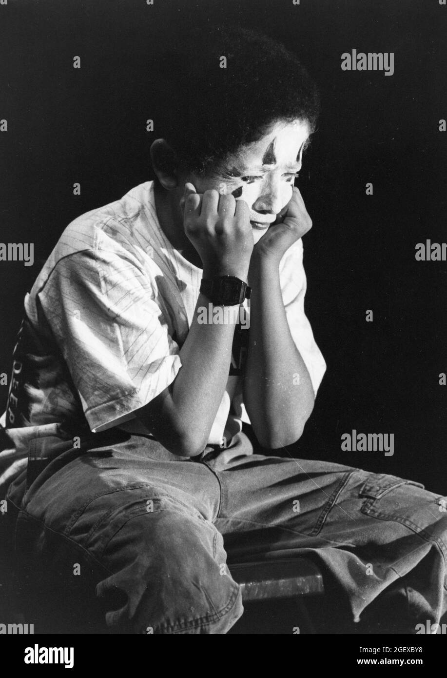 Austin Texas États-Unis, vers 1994: Un étudiant de l'école moyenne vêtu comme une répétition mime pour jouer à l'école. ©Bob Daemmrich Banque D'Images